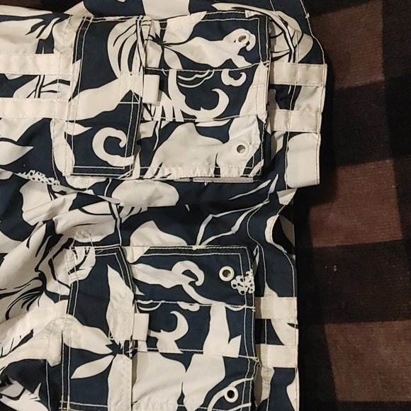 3/$20 Old Navy Mesh Lined Shorts - Picture 2 of 3